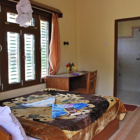 Rainbow Safari Resort Sauraha Exterior photo