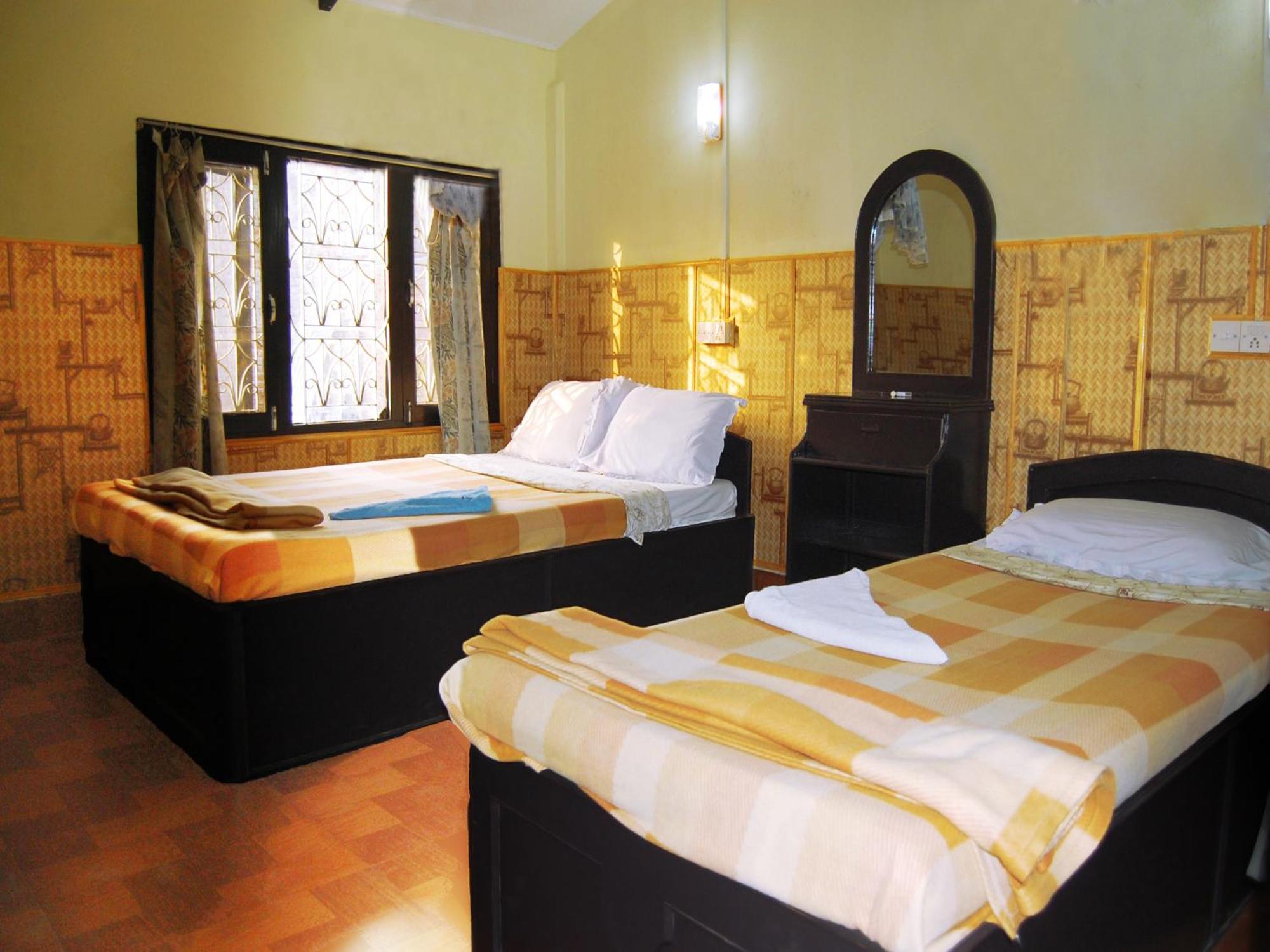Rainbow Safari Resort Sauraha Exterior photo